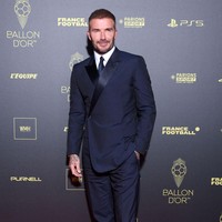 David Beckham juga ikutan eksis. Penampilannya tentu tak mengecewakan dengan setelan gelap sleek dipadu kemeja putih. (Foto: Getty Images/Pascal Le Segretain)