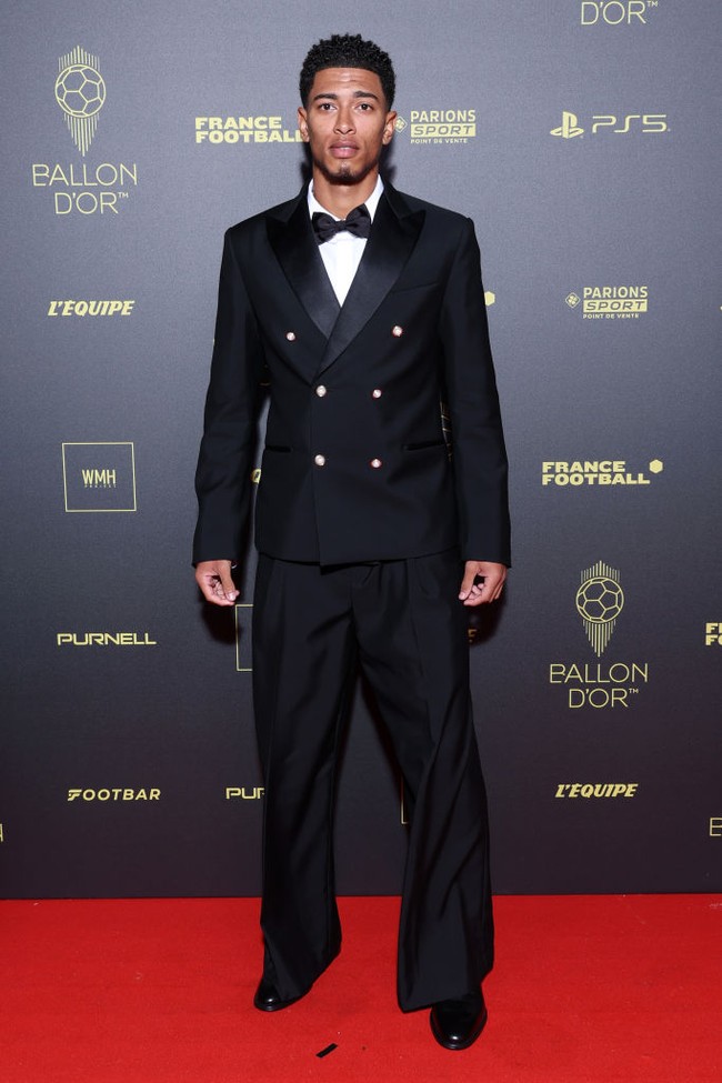 Jude Bellingham dari Real Madrid meraih Kopa Trophy. Akan tetapi ia sudah menjadi perbincangan di media sosial setiba di karpet merah berkat celananya. “Kenapa Bellingham memakai celana parasut di acara penghargaan ini,” protes fansnya seperti dikutip Daily Star. Beruntung, jas tetap sukses memancarkan aura maskulinnya. (Foto: Getty Images/Pascal Le Segretain)