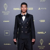 Jude Bellingham dari Real Madrid meraih Kopa Trophy. Akan tetapi ia sudah menjadi perbincangan di media sosial setiba di karpet merah berkat celananya. “Kenapa Bellingham memakai celana parasut di acara penghargaan ini,” protes fansnya seperti dikutip Daily Star. Beruntung, jas tetap sukses memancarkan aura maskulinnya. (Foto: Getty Images/Pascal Le Segretain)