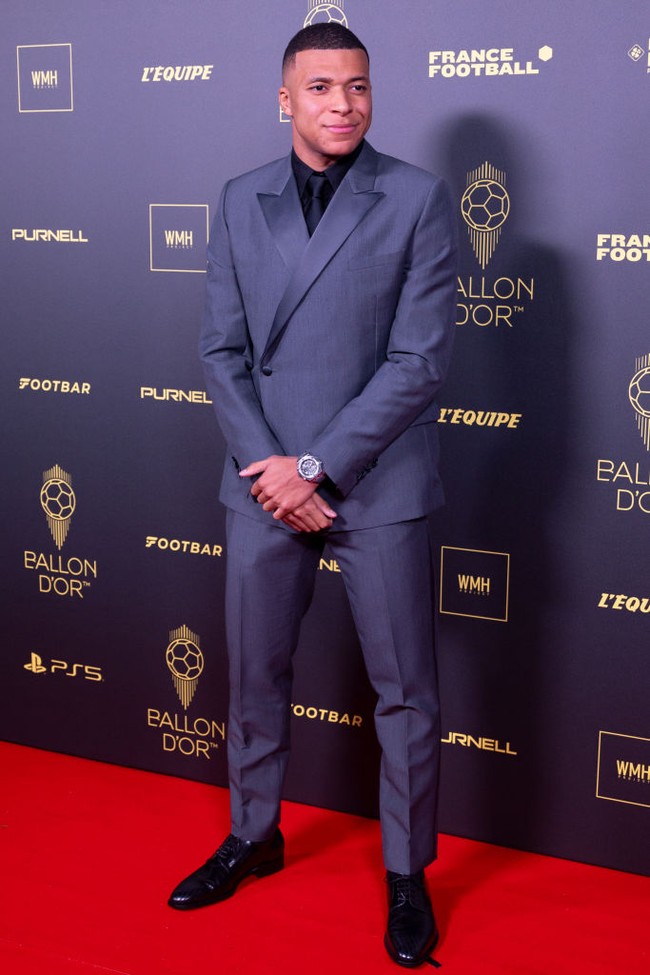 Ballon d’Or 2023 yang berlangsung di Paris, Senin (30/10/2023), memasuki tahun ke-67 penyelenggaraannya. Kylian Mbappe tak melewatkan ajang penghargaan bagi insan sepakbola dunia itu. Meski tak membawa pulang piala, bintang Paris Saint-Germain ini sukses tampil maksimal dengan setelan klasik dalam potongan minimalis. (Foto: WireImage/Marc Piasecki)