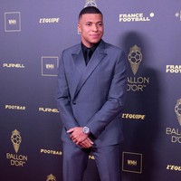 Ballon d’Or 2023 yang berlangsung di Paris, Senin (30/10/2023), memasuki tahun ke-67 penyelenggaraannya. Kylian Mbappe tak melewatkan ajang penghargaan bagi insan sepakbola dunia itu. Meski tak membawa pulang piala, bintang Paris Saint-Germain ini sukses tampil maksimal dengan setelan klasik dalam potongan minimalis. (Foto: WireImage/Marc Piasecki)