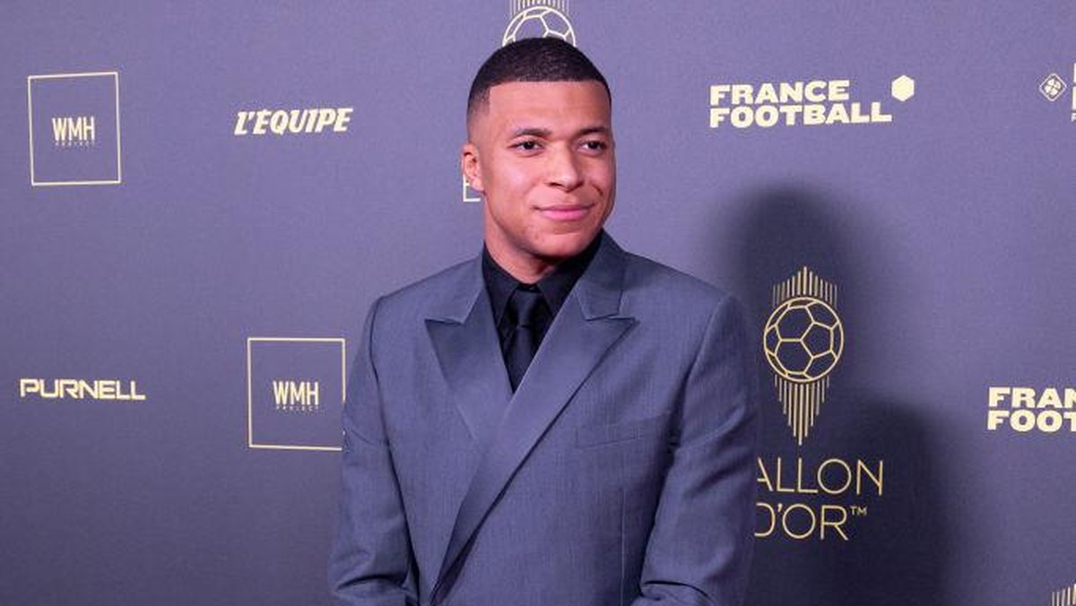 Kylian Mbappe mengucapkan selamat ke Lionel Messi yang memenangi Ballon dOr 2023. (Foto: WireImage/Marc Piasecki)