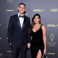 Bintang Aston Villa Emiliano Martínez bersolek dengan tuksedo klasik. Penampilan tersebut melengkapi momen kemenangan Martínez saat menerima Yachine Trophy sebagai kiper terbaik. (Foto: Getty Images/Pascal Le Segretain)