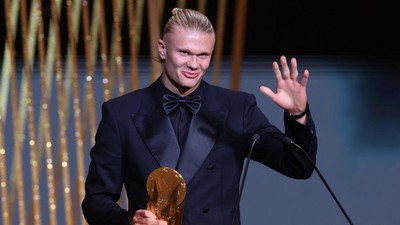 Gaya Erling Haaland Saat Raih Gerd Mueller Trophy 2023