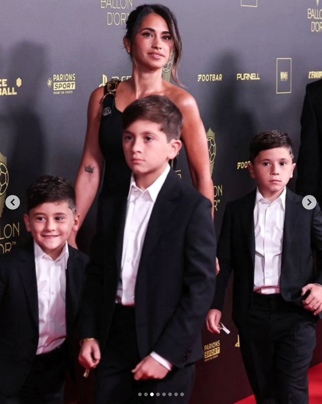 Kecantikan istri Lionel Messi, Antonela Roccuzzo pun mencuri atensi sejak tiba di red carpet Ballon d’Or 2023. Istri dari kapten Timnas Argentina itu tampil anggun dan elegan dengan pilihan one shoulder dress, dari stylist langganannya Barbara Ruiz.Foto: dok. Instagram @queen.anto