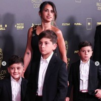 Kecantikan istri Lionel Messi, Antonela Roccuzzo pun mencuri atensi sejak tiba di red carpet Ballon d’Or 2023. Istri dari kapten Timnas Argentina itu tampil anggun dan elegan dengan pilihan one shoulder dress, dari stylist langganannya Barbara Ruiz.Foto: dok. Instagram @queen.anto