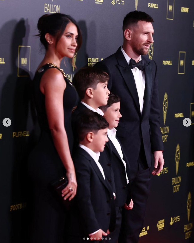 Malam itu, rambut hitamnya ditata dengan gaya rambut bun klasik. Istri Lionel Messi tampak luwes berpose di depan kamera, mengingat dirinya berprofesi sebagai model. Foto: dok. Instagram @queen.anto
