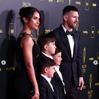 Malam itu, rambut hitamnya ditata dengan gaya rambut bun klasik. Istri Lionel Messi tampak luwes berpose di depan kamera, mengingat dirinya berprofesi sebagai model. Foto: dok. Instagram @queen.anto