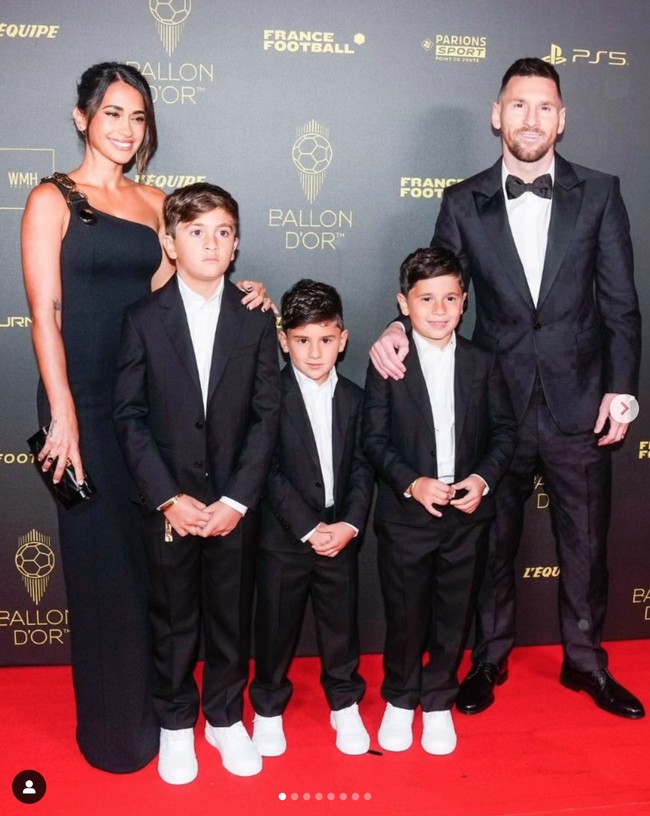 Lionel Messi menjadi kandidat kuat peraih Ballon d’Or setelah membawa Timnas Argentina juara Piala Dunia 2022. Di mana sang istri Antonela Roccuzzo menjadi sorotan setelah memegang dan mencium trofi Piala Dunia 2022. Ini adalah piala kedelapan Lionel Messi dari Ballon d’Or. Foto: dok. Instagram @queen.anto