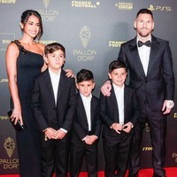 Lionel Messi menjadi kandidat kuat peraih Ballon d’Or setelah membawa Timnas Argentina juara Piala Dunia 2022. Di mana sang istri Antonela Roccuzzo menjadi sorotan setelah memegang dan mencium trofi Piala Dunia 2022. Ini adalah piala kedelapan Lionel Messi dari Ballon d’Or. Foto: dok. Instagram @queen.anto