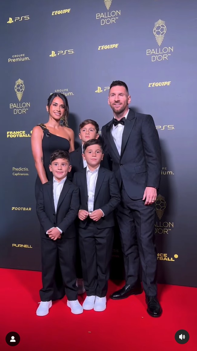 Acara Ballon d’Or 2023 berlangsung di Theatre du Chatelet di Paris pada Senin (30/10/2023) waktu setempat. Dalam kesempatan itu, keluarga Lionel Messi kompak memakai busana serba hitam. Foto: dok. Instagram @queen.anto