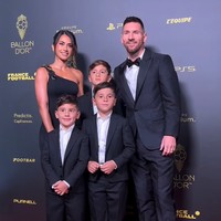 Acara Ballon d’Or 2023 berlangsung di Theatre du Chatelet di Paris pada Senin (30/10/2023) waktu setempat. Dalam kesempatan itu, keluarga Lionel Messi kompak memakai busana serba hitam. Foto: dok. Instagram @queen.anto