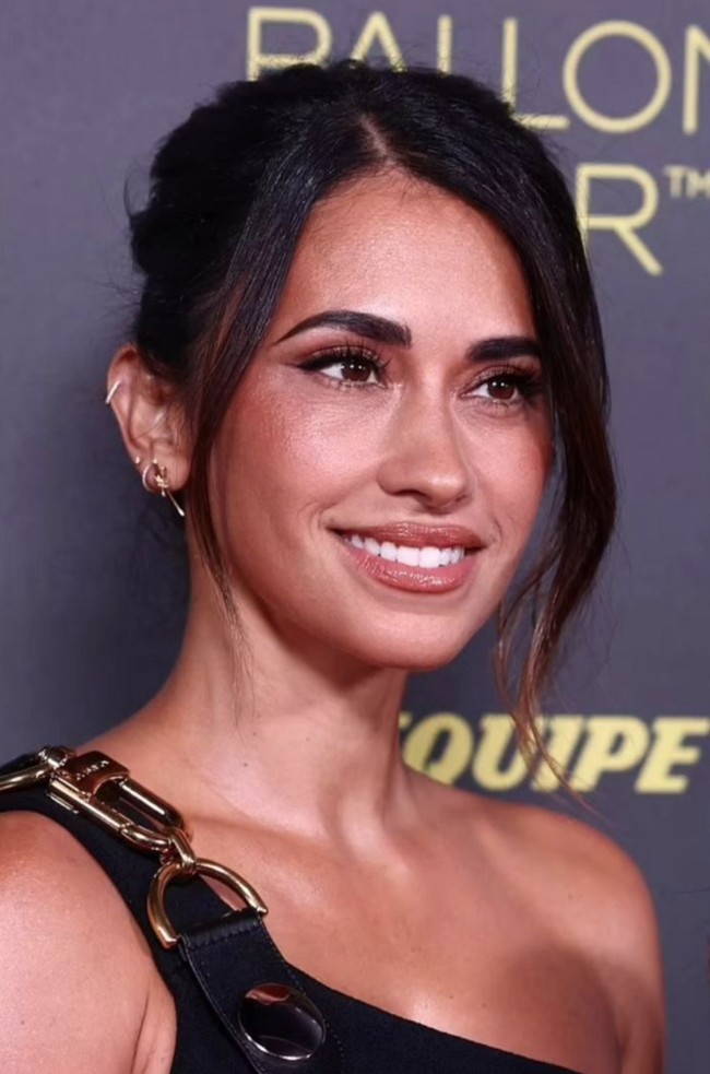 Melansir detikSport, wanita 35 tahun itu telah bekerja sama dengan beberapa merek dan perusahaan olah raga termasuk Adidas dan Stella McCartney. Antonella juga punya lebih dari 37,4 juta pengikut di Instagram. Foto: dok. Instagram @queen.anto