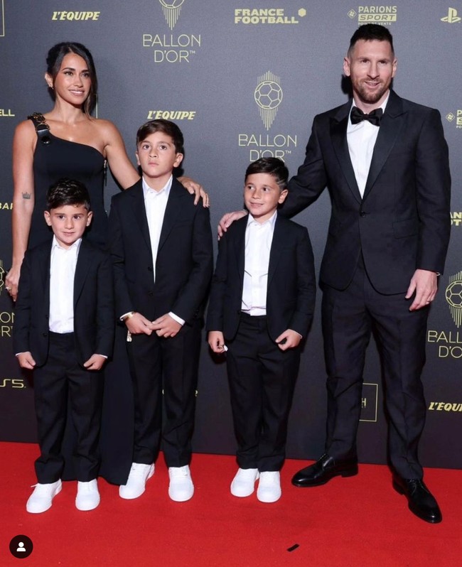 Pesepakbola Lionel Messi menghadiri malam penghargaan Ballon d’Or 2023 bersama istri dan ketiga putranya. Di mana para pesepakbola terbaik dunia dirayakan.Foto: dok. Instagram @queen.anto