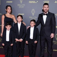 Pesepakbola Lionel Messi menghadiri malam penghargaan Ballon d’Or 2023 bersama istri dan ketiga putranya. Di mana para pesepakbola terbaik dunia dirayakan.Foto: dok. Instagram @queen.anto