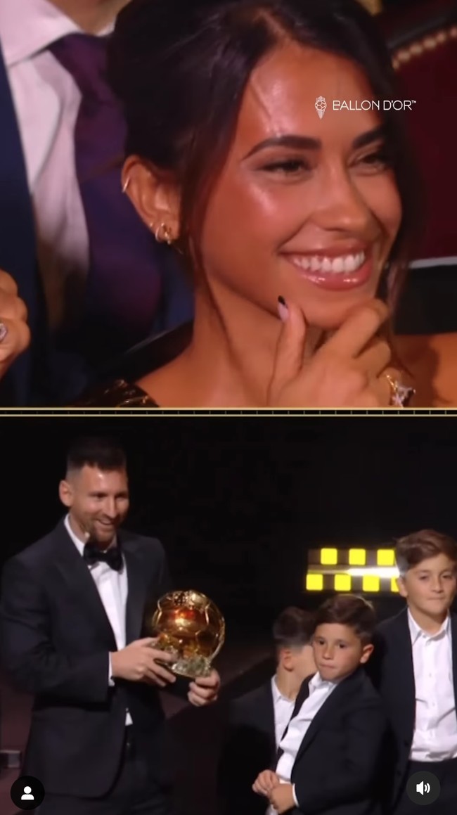 Saat menerima piala Ballon d’Or 2023, Lionel Messi mengajak ketiga putranya Thiago, Mateo, dan Ciro naik ke atas panggung. Juru kamera pun menyorot ekspresi istrinya Antonela Roccuzzo yang tampak bahagia melihat momen manis itu. Foto: dok. Instagram @queen.anto