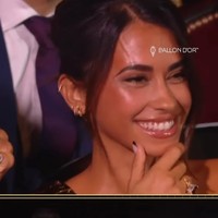 Saat menerima piala Ballon d’Or 2023, Lionel Messi mengajak ketiga putranya Thiago, Mateo, dan Ciro naik ke atas panggung. Juru kamera pun menyorot ekspresi istrinya Antonela Roccuzzo yang tampak bahagia melihat momen manis itu. Foto: dok. Instagram @queen.anto