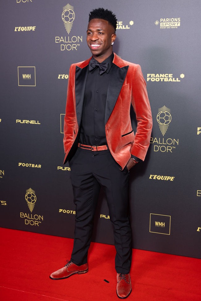 Vinicius Junior dinobatkan sebagai penerima Socrates Trophy untuk kegiatan-kegiatan kemanusiaan yang aktif dilakoninya. Namun, keberaniannya tampil beda dengan jas velvet merah perlu mendapat apresiasi. (Foto: WireImage/Marc Piasecki)