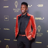 Vinicius Junior dinobatkan sebagai penerima Socrates Trophy untuk kegiatan-kegiatan kemanusiaan yang aktif dilakoninya. Namun, keberaniannya tampil beda dengan jas velvet merah perlu mendapat apresiasi. (Foto: WireImage/Marc Piasecki)