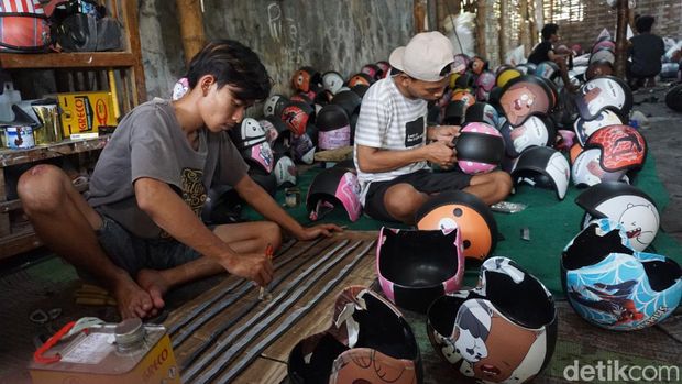 Gemasnya helm anak-anak di Mojokerto