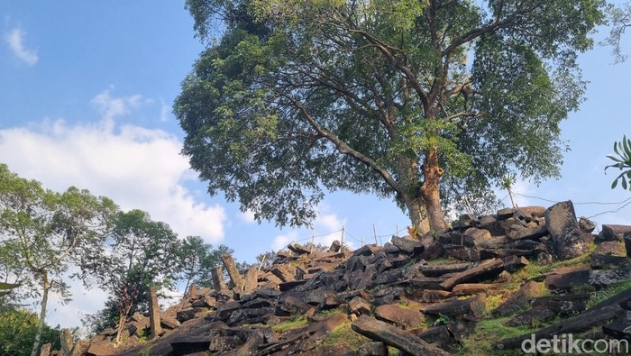 Gunung Padang Situs Cagar Budaya Gunung Padang