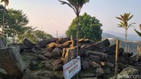 Ratusan batuan tersebut berserakan, namun terkelompok di beberapa area.  