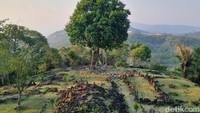 Misteri Gunung Padang terkuak sedikit demi sedikit. Dengan analisis penanggalan karbon menunjukkan situs di Desa Karyamukti, Kecamatan Campaka, Kabupaten Cianjur, Provinsi Jawa Barat itu sebagai piramida tertua di dunia.  