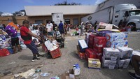 Badai yang menewaskan sedikitnya 39 orang itu, menyebabkan ribuan penduduk berjuang untuk mendapatkan makanan dan air. AP/Marco Ugarte  