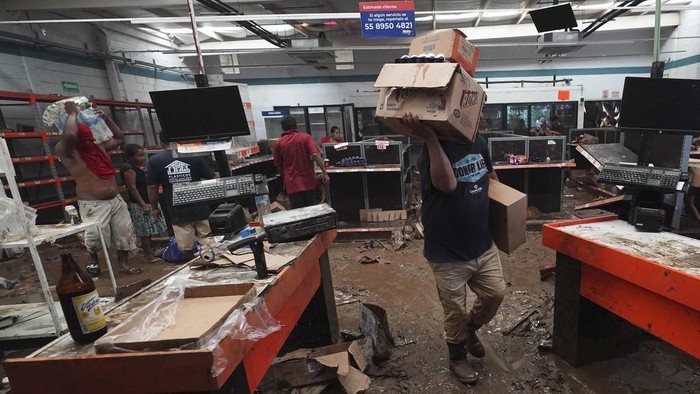 Heboh Penjarahan Toko di Meksiko Usai Diterjang Badai Otis People take goods from a local supermarket after Hurricane Otis ripped through Acapulco, Mexico, Thursday, Oct. 26, 2023. Many residents were taking basic items from stores to survive. Others left with pricier goods, in widespread rampages through the area's stores. (AP Photo/Marco Ugarte)
