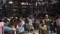 Orang-orang mengambil barang dari toko pasca Badai Otis, di Acapulco, Meksiko, Sabtu, 28 Oktober 2023. Badai Otis, salah satu badai terkuat yang pernah melanda negara itu. AP/Felix Marquez