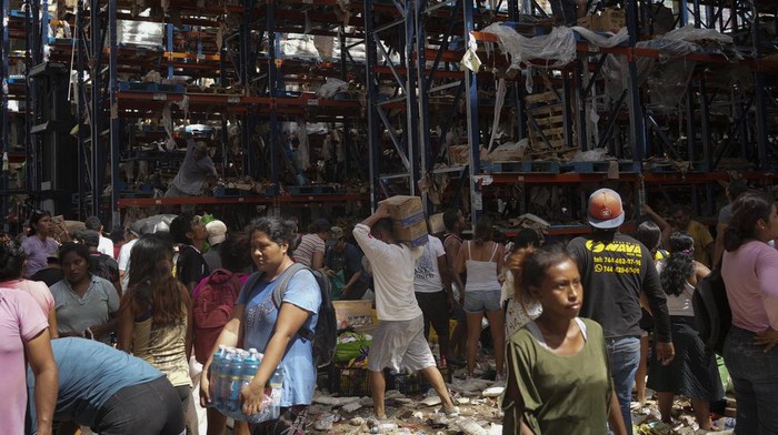 Heboh Penjarahan Toko di Meksiko Usai Diterjang Badai Otis People take items from stores in the aftermath of Hurricane Otis, in Acapulco, Mexico, Saturday, Oct. 28, 2023. (AP Photo/Felix Marquez)