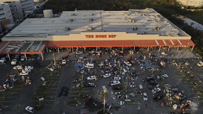 Heboh Penjarahan Toko di Meksiko Usai Diterjang Badai Otis People take items from stores in the aftermath of Hurricane Otis, in Acapulco, Mexico, Saturday, Oct. 28, 2023. (AP Photo/Felix Marquez)