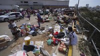 Otis menghantam Acapulco dengan kecepatan angin 266 km per jam pada Rabu pagi, membanjiri kota, merobek atap rumah, toko dan hotel, menenggelamkan kendaraan, dan memutus komunikasi, jalan raya, dan penerbangan. AP/Marco Ugarte  