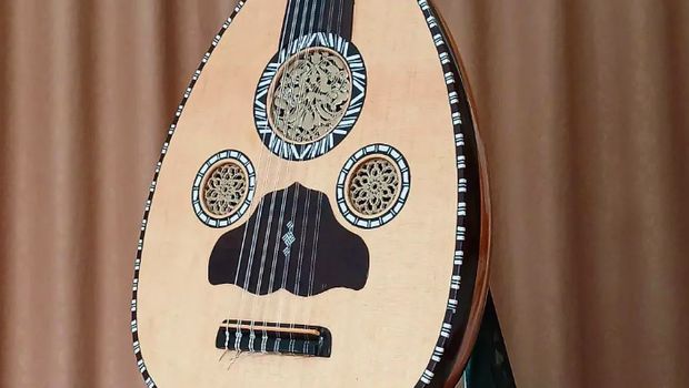 Gambus merupakan alat musik yang berasal dari Timur Tengah. Alat musik ini juga populer di Tanah Air. Hingga saat ini, banyak generasi muda yang menggandrungi musik ini.