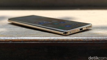 Infinix Zero 30 dibekali USB Type C, dual speaker stereo yang mendukung DTS dan Hi-Res Audio. Foto: Adi Fida Rahman/detikINET
