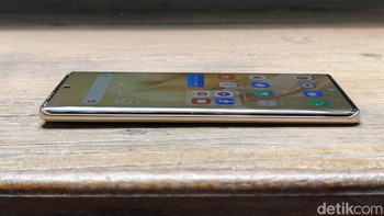 HP ini punya sertifikasi IP54 untuk ketahanan terhadap percikan air dan debu. Foto: Adi Fida Rahman/detikINET
