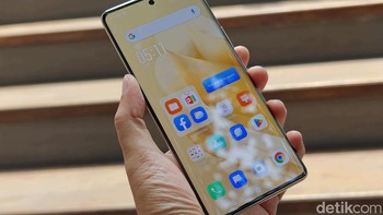 Infinix Zero 30 punya layar AMOLED 6,78 inch dengan resolusi Full HD+ dan terlindungi Gorilla Glass 5. Foto: Adi Fida Rahman/detikINET