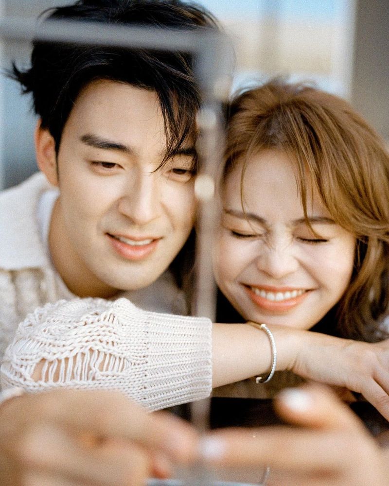 Mantan member Royal Pirates, James Lee, umumkan pernikahan dengan merilis foto-foto pre-wedding.