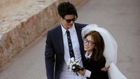 Dalam sebuah foto, James dan Fafa tampil dengan busana bernuansa hitam-putih-abu. Fafa tampak mengenakan tudung putih bak seorang pengantin. (Foto: dok. Instagram James Lee)