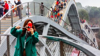 Setelah viral dan dipertanyakan bahkan dituding hasil edit Photoshop, keajaiban teknik arsitektur ini akhirnya dikonfirmasi kebenarannya oleh situs Snopes. Foto: Sydney Morning Herald