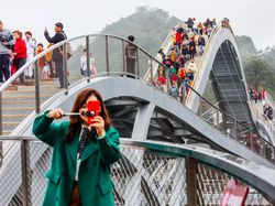 Uniknya Jembatan Kaca Melengkung di China Serasa Berjalan di Angkasa