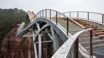 Dikutip dari situs resmi Provinsi Zhejiang, karya arsitektur bergelombang ini dirancang oleh He Yunchang, pakar struktur baja di China Metal Structure Association. Foto: Sydney Morning Herald