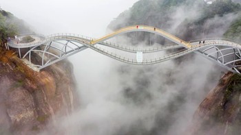 Jembatan Ruyi terletak setinggi 140 meter di atas Lembah Shenxianju, membentang sepanjang 100 meter. Foto: Sydney Morning Herald