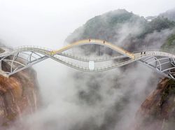 Uniknya Jembatan Kaca Melengkung di China Serasa Berjalan di Angkasa