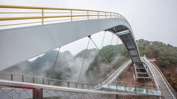 Tempat ini terdiri dari tiga jembatan bergelombang, dan sebagian deknya terbuat dari kaca. Area ini hanya dilangkahi oleh pengunjung pemberani. Foto: Sydney Morning Herald