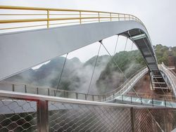 Uniknya Jembatan Kaca Melengkung di China Serasa Berjalan di Angkasa