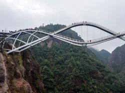 Uniknya Jembatan Kaca Melengkung di China Serasa Berjalan di Angkasa