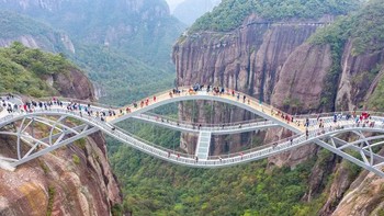 Gambar jembatan melengkung dengan dasar kaca di China menjadi viral beberapa tahun lalu karena terlihat terlalu sempurna untuk menjadi kenyataan. Faktanya, jembatan ini sungguh ada. Foto: Zhejiang Province