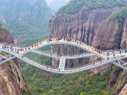 Uniknya Jembatan Kaca Melengkung di China Serasa Berjalan di Angkasa
