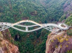 Uniknya Jembatan Kaca Melengkung di China Serasa Berjalan di Angkasa